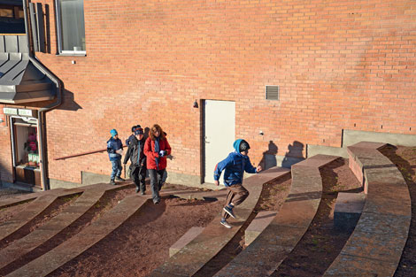 Barn som springer uppför en trappa.